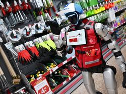 Robot Humanoid Schotti Sambut Pelanggan di Toko Retail Jerman
