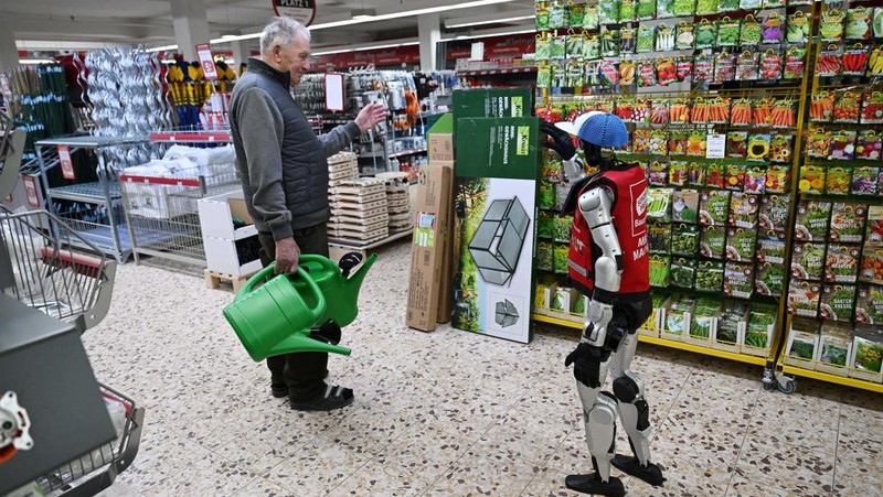 “Schotti,” a humanoid robot that speaks an Austrian dialect, walks through the „Sonderpreis Baumarkt“ a do-it-yourself hardware store in Pocking, Germany May 7, 2026. REUTERS/ Angelika Warmuth