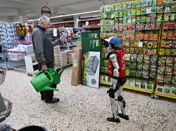Robot Humanoid Schotti Sambut Pelanggan di Toko Retail Jerman