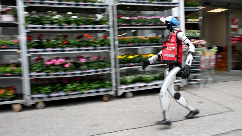 “Schotti,” a humanoid robot that speaks an Austrian dialect, walks through the „Sonderpreis Baumarkt“ a do-it-yourself hardware store in Pocking, Germany May 7, 2026. REUTERS/ Angelika Warmuth