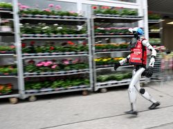 Robot Humanoid Schotti Sambut Pelanggan di Toko Retail Jerman