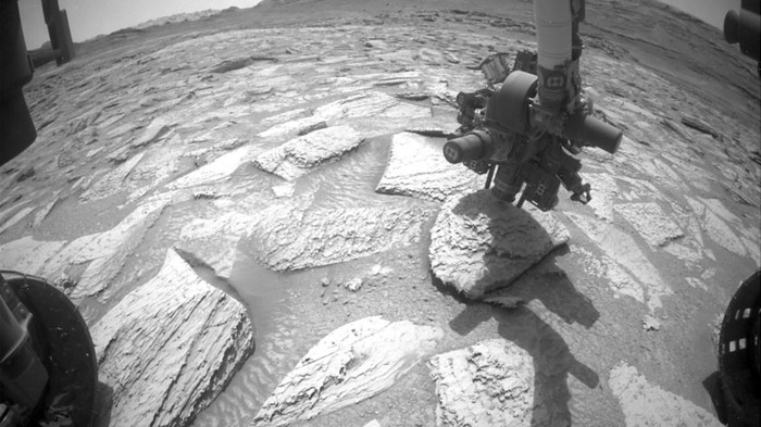 Rover Curiosity milik NASA terjebak enam hari karena batu yang tersangkut di bornya