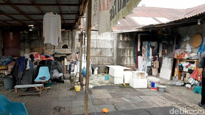 Rumah warga di Jalan Pekong, Kecamatan Medan Polonia terisolasi tembok beton. (Rechtin Hani Ritonga/detikSumut)