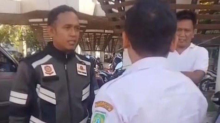 Satpol PP saat menginterogasi pria berinisial HD