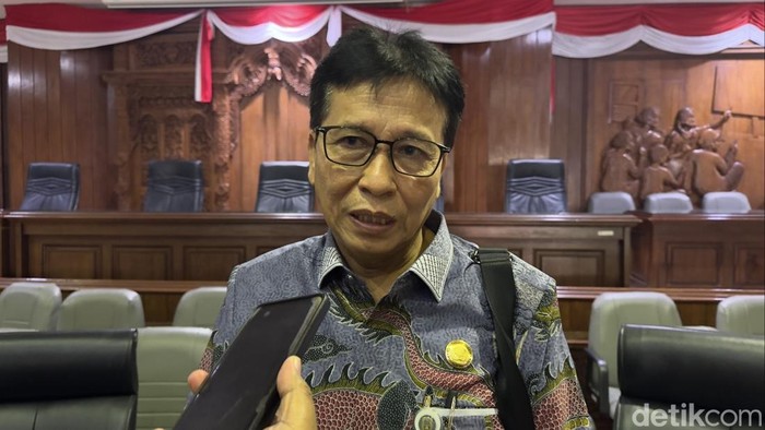 Sekda Rembang Fahrudin saat diwawancarai detikJateng usai rapat audiensi di DPRD Rembang, Jumat (8/5/2026).