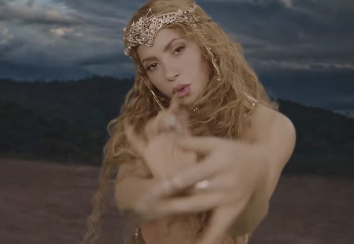 Shakira Pakai Tiara Karya Rinaldy A. Yunardi di Video Klip Choka Choka