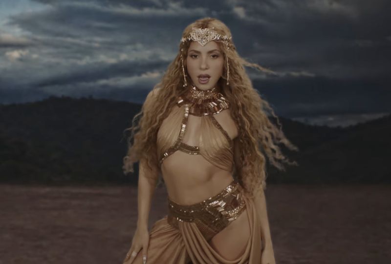 Shakira Pakai Tiara Karya Rinaldy A. Yunardi di Video Klip Choka Choka