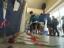 PSM Makassar Tabur Bunga di Stadion Kanjuruhan, Kenang Korban Tragedi