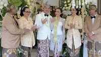Aksa dan Yosika Ayumi foto bersama kedua orang tua mereka. Resmi sudah Soimah mantu dan punya besan. Foto: Instagram @pendopotulungo