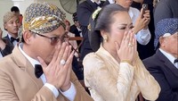 Soimah dan Koko terharu melihat putra sulung mereka kini resmi menyandang status suami. Soimah terlihat menangis haru menyaksikan momen bahagia itu. Foto: Instagram @pendopotulungo