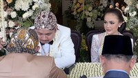 Ayah Yosika Ayumi menikahkan langsung putrinya dengan Aksa. Aksa meminang Yosika Ayumi dengan maskawin uang tunai Rp 852.026. Foto: Instagram @pendopotulungo