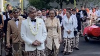 Aksa berjalan dengan diiringi rombongan yang membawa seserahan saat akan memasuki lokasi akad nikah. Foto: Instagram @pendopotulungo
