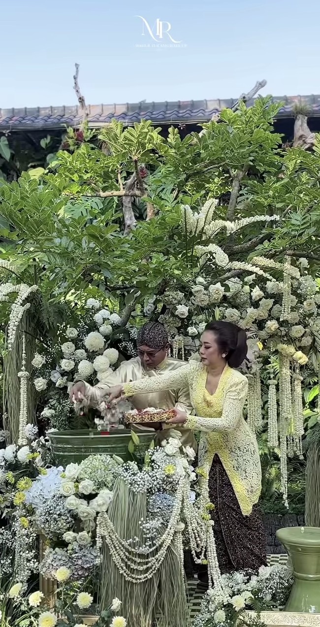Penampilan Soimah di acara siraman jelang pernikahan putra pertamanya, Aksa Uyun Dananjaya. Tampil tradisional, Soimah kenakan kebaya lengkap dengan sanggul di kepalanya. Foto: Instagram/@showimah