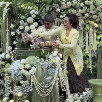 Penampilan Soimah di acara siraman jelang pernikahan putra pertamanya, Aksa Uyun Dananjaya. Tampil tradisional, Soimah kenakan kebaya lengkap dengan sanggul di kepalanya. Foto: Instagram/@showimah