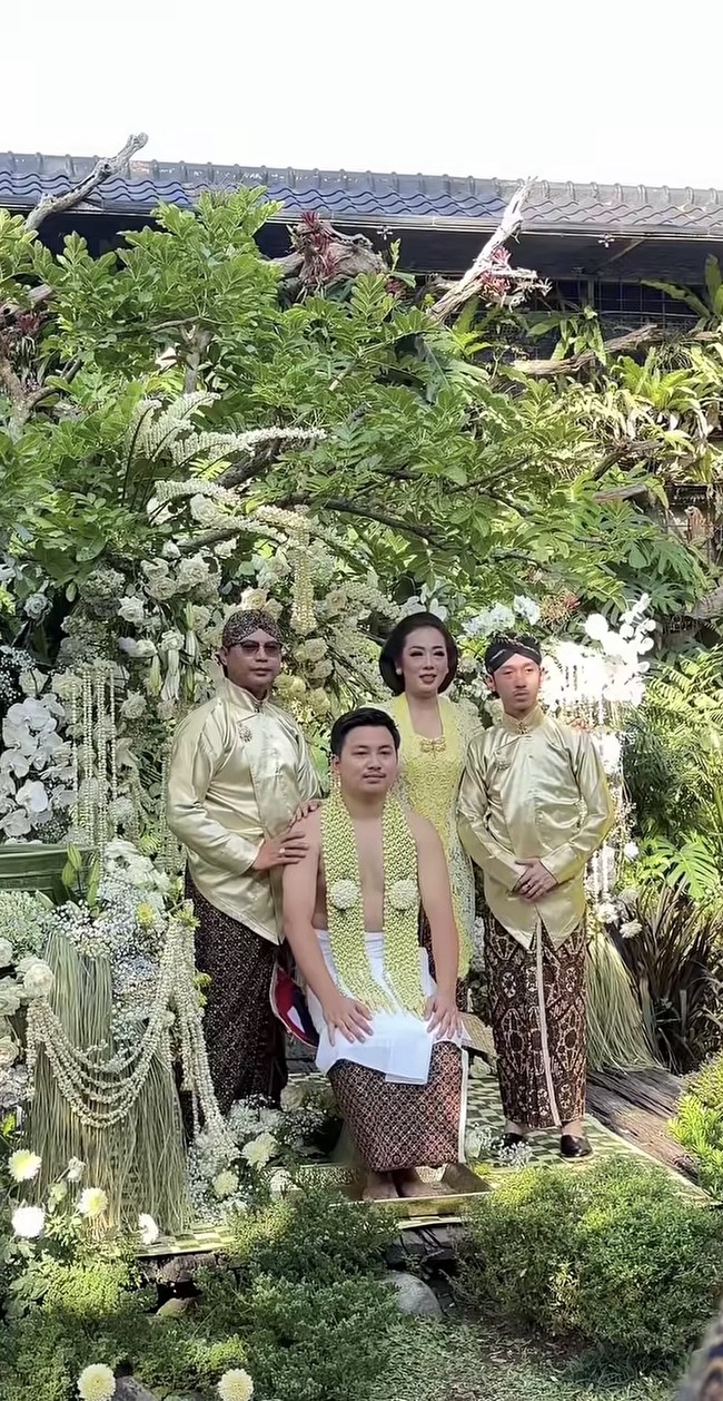 Warna kuning yang dikenakan Soimah senada dengan beskap yang dikenakan suami dan putranya. Penampilan Soimah dan keluarga tampak kompak dan serasi. Foto: Instagram/@showimah