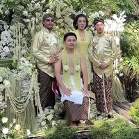 Warna kuning yang dikenakan Soimah senada dengan beskap yang dikenakan suami dan putranya. Penampilan Soimah dan keluarga tampak kompak dan serasi. Foto: Instagram/@showimah