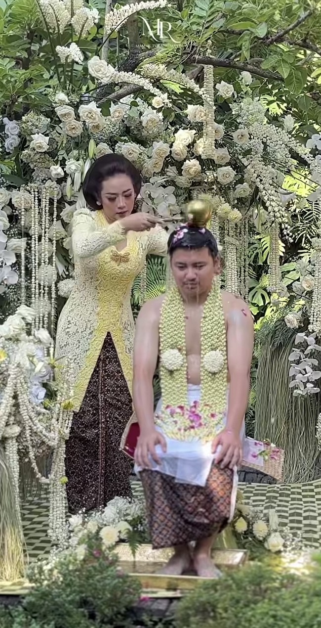 Kebaya yang dikenakan Soimah berwarna kuning pastel yang lembut. Material brokat renda floral memenuhi hampir seluruh bagian busana, menciptakan kesan feminin dan mewah khas kebaya adat Jawa. Foto: Instagram/@showimah