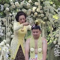 Kebaya yang dikenakan Soimah berwarna kuning pastel yang lembut. Material brokat renda floral memenuhi hampir seluruh bagian busana, menciptakan kesan feminin dan mewah khas kebaya adat Jawa. Foto: Instagram/@showimah