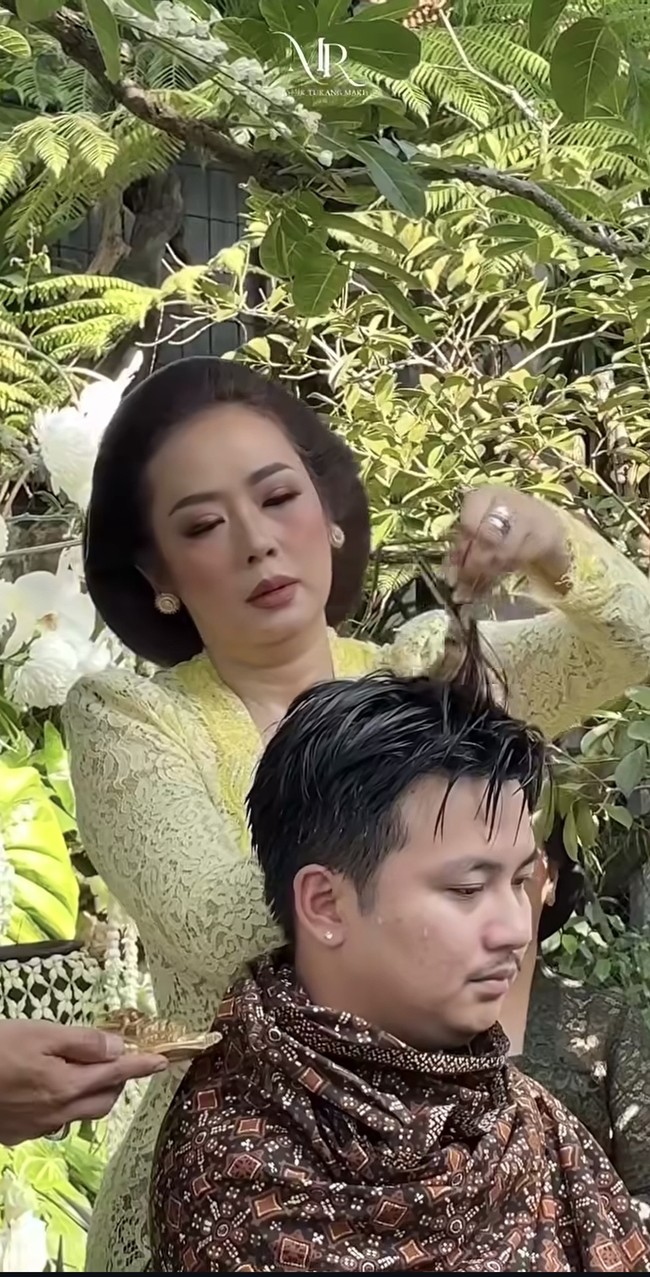 Bagian bahu dibuat lebih tegak dan terstruktur sehingga memberi efek tubuh lebih jenjang. Kebaya memiliki potongan kutubaru modern dengan panel bordir kuning terang di bagian tengah. Foto: Instagram/@showimah