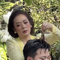 Bagian bahu dibuat lebih tegak dan terstruktur sehingga memberi efek tubuh lebih jenjang. Kebaya memiliki potongan kutubaru modern dengan panel bordir kuning terang di bagian tengah. Foto: Instagram/@showimah