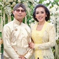 Bawahannya memakai kain batik bernuansa cokelat tua dengan motif tradisional Jawa yang serasi dengan suami, Herwan Prandoko. Melengkapi penampilannya, Soimah juga mengenakan aksesori emas yang klasik. Seperti anting bulat di kedua telinga, serta cincin. Foto: Instagram/@showimah