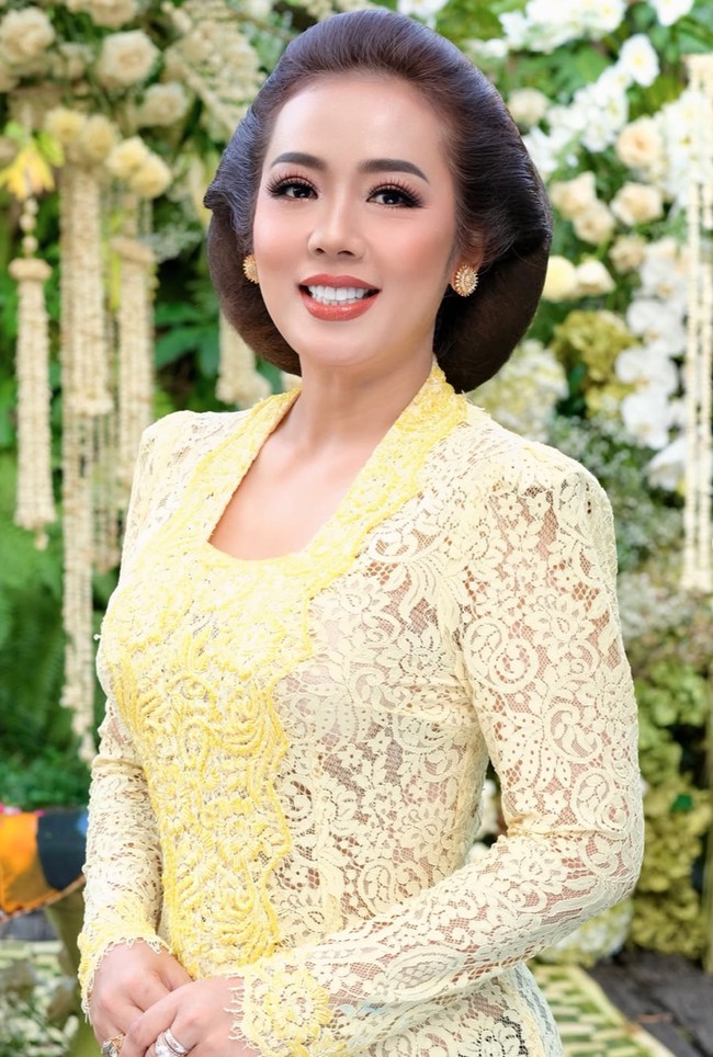 Untuk riasan, Soimah mempercayakan pada MUA Dhirman Putra. Makeup wajahnya menggunakan base complexion full coverage dengan hasil satin-glow. Area mata dibuat dramatis dengan bulu mata lentik tebal dan eyeliner tajam yang mempertegas bentuk mata. Lipstiknya memakai warna nude rosy dengan finishing glossy lembut sehingga tetap anggun dan tidak berlebihan. Foto: Instagram/@showimah