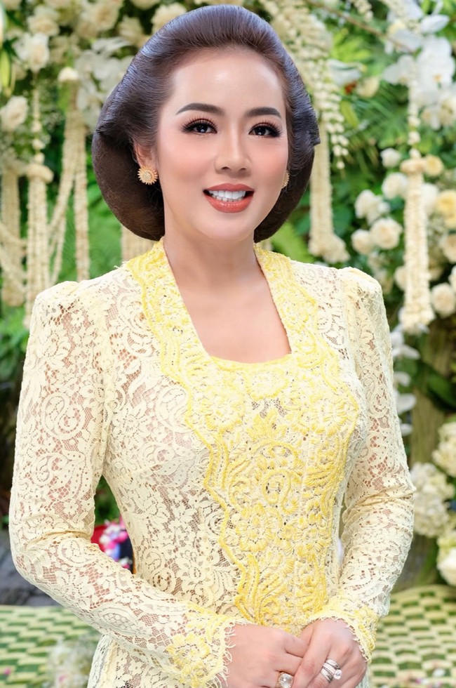Sementara rambutnya ditata dengan gaya sanggul klasik Jawa. Bagian depan dibuat sleek dan rapi dengan belahan tengah.  Foto: Instagram/@showimah