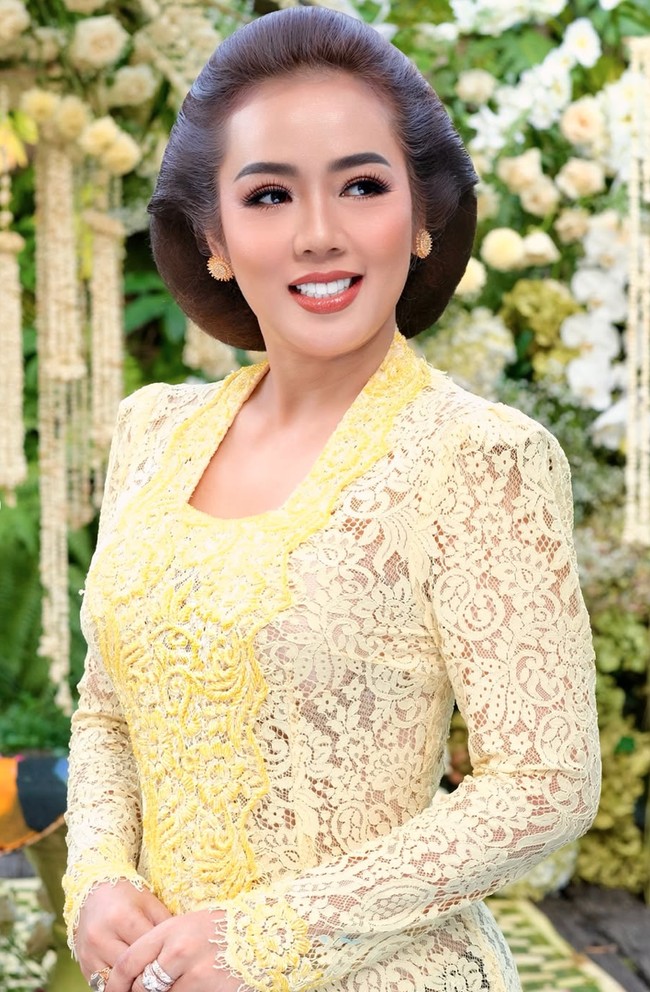 Pesona Soimah di acara siraman putranya itu pun banjir pujian. Tak sedikit yang menyebutnya terlihat ayu. “Ayu tennan mak’e,” tulis salah satu komentar. “Cantik bagettttt,” komentar lain. Foto: Instagram/@showimah