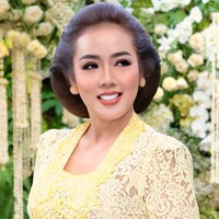Pesona Soimah di acara siraman putranya itu pun banjir pujian. Tak sedikit yang menyebutnya terlihat ayu. “Ayu tennan mak’e,” tulis salah satu komentar. “Cantik bagettttt,” komentar lain. Foto: Instagram/@showimah