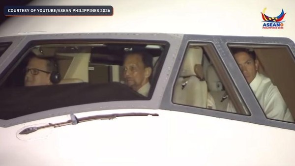 Sultan Brunei Terbangkan Sendiri Pesawatnya ke KTT ASEAN