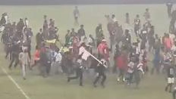 Suporter Persipura menginvasi lapangan usai tim kesayangannya gagal promosi ke Super League. Suporter Persipura menginvasi lapangan usai tim kesayangannya gagal promosi ke Super League.
