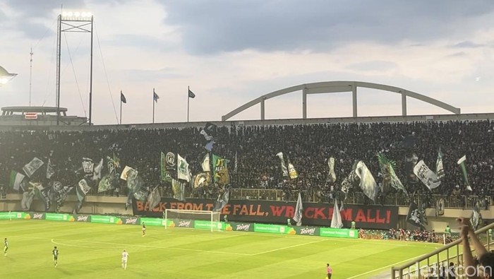 Aksi koreografi BCS di laga PSS Sleman vs PSIS Semarang di Stadion Maguwoharjo, Sleman, Minggu (3/5).
