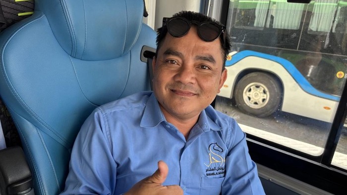 Surdi sudah 10 tahun tinggal di Arab Saudi dan menjadi sopir bus Shalawat.