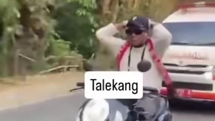 Tangkapan layar pengendara motor arogan menghalangi ambulans yang sedang membawa pasien darurat di Makassar.