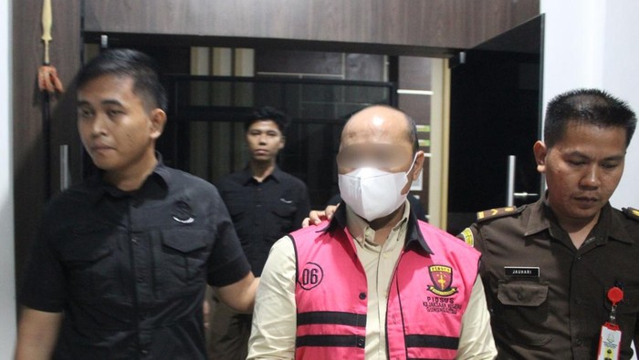 Teks foto: Tersangka LBL saat hendak ditahan. (Foto: dok. Kejari Gunungsitoli)