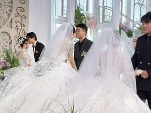 Tiga saudara kembar viral setelah menikah serentak. Sejak kecil tak terpisahkan, mereka mewujudkan ide orang tua agar momen sakral ini jadi lebih meriah.