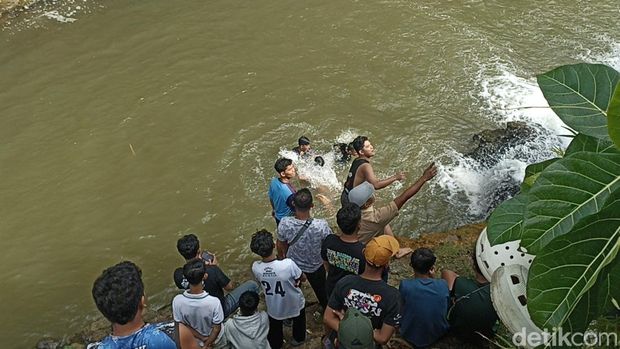 Tradisi Larung Kepala Kerbau di Dam Bagong Trenggalek
