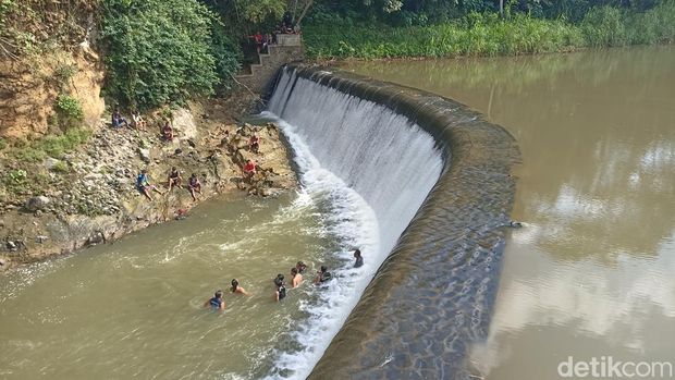Tradisi Larung Kepala Kerbau di Dam Bagong Trenggalek Tradisi Larung Kepala Kerbau di Dam Bagong Trenggalek