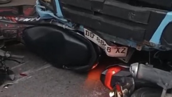 Truk kontainer menabrak 3 pengendara motor usai mengalami rem blong di samping Tol Jalan Ir Sutami Makassar.