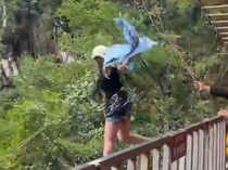 Video: Turis China Tewas Seusai Jatuh dari Wahana Waterfall Swing 168 Meter