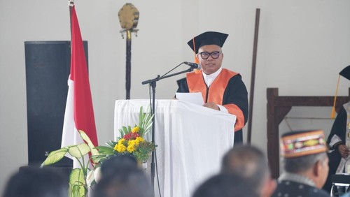 Uskup Labuan Bajo, Mgr Maksimus Regus, dikukuhkan menjadi guru besar Unika Santu Paulus Ruteng, Jumat (8/5/2026). (Foto: Dok. Istimewa)