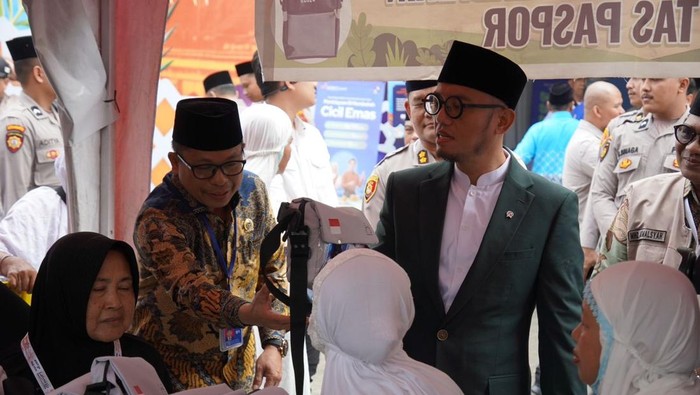 Wamenhaj Dahnil Anzar Simanjuntak, meninjau langsung pelayanan jemaah haji di Asrama Haji Medan. (dok.PPIH Medan)