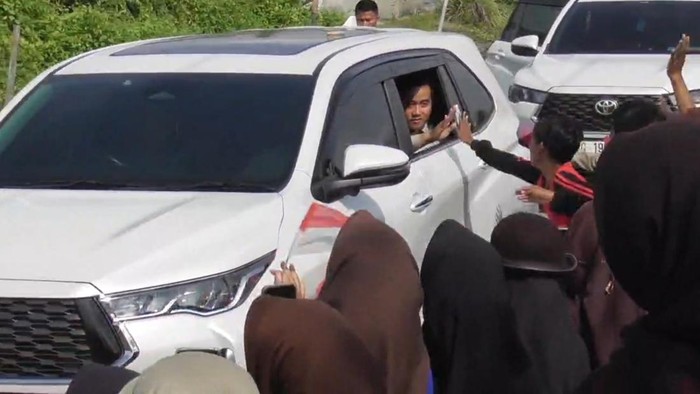 Warga Lampung Timur Antusias Sambut Kedatangan Wapres Gibran