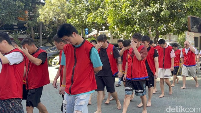 WNA yang diamankan karena terlibat scamming jaringan internasional.