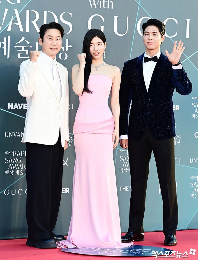 Tak disangka, Suzy mengenakan gaun serupa seperti Yoona. Namun, pemandu acara Baeksang Arts Awards 2026 itu memilih warna pink lembut yang memberikan kesan feminin. Ia juga memeragakan kemewahan perhiasan Boucheron. Foto: dok. Xports News