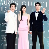 Tak disangka, Suzy mengenakan gaun serupa seperti Yoona. Namun, pemandu acara Baeksang Arts Awards 2026 itu memilih warna pink lembut yang memberikan kesan feminin. Ia juga memeragakan kemewahan perhiasan Boucheron. Foto: dok. Xports News