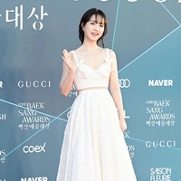 Pemenang Aktris Terbaik di Baeksang Arts Awards 2026, Park Bo Young tampil fresh mengenakan two piece dress berwarna putih, yang terdiri bralette crop top dan maxi skirt beraksen sulaman bunga Giambattista Valli Paris. Foto: dok. Xports News