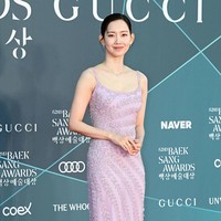Momen tak terduga dialami Shin Hyun Bin saat terjatuh di red carpet Baeksang Arts Awards 2026. Namun, sang aktris berhasil bangkit dengan tenang dan melanjutkan entrance-nya. Ia memakai gaun panjang berwarna ungu dengan detail payet mewah dari rumah mode NAEEM KHAN. Foto: dok. Xports News