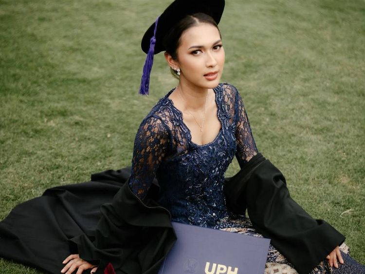 Pesona Amanda Salmakhira Berkebaya di Stadion Bola Usai Jadi Sarjana