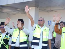 Andre Rosiade Lepas Kloter Terakhir Haji Sumbar, Bagi Uang Saku 100 Riyal